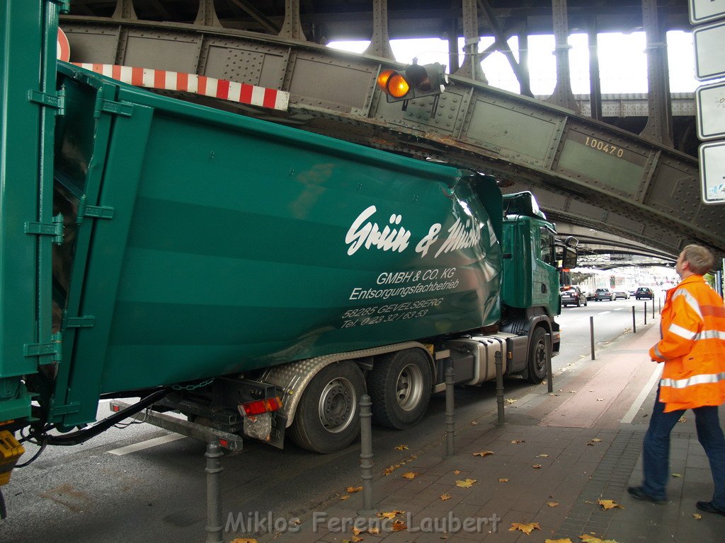 Container LKW blieb an Bruecke haengen Koeln Deutz Deutz Muelheimerstr P36.JPG